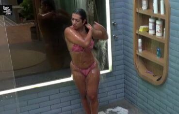 Morena gostosa do reality mostrando os peitos no banho e provocando