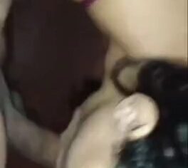 Morena safada cuspindo na rola e mamando com vontade até engolir tudo
