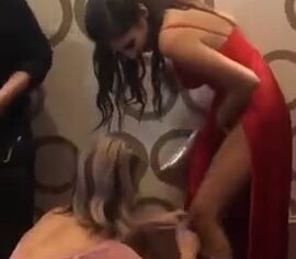 Morena safada de vestido aberto fudendo no baile sem calcinha