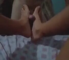 Morenaça tesuda dando um footjob quente e gemendo de prazer