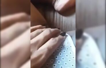 Moreninha buceta greluda tocando e gemendo alto no quarto
