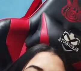 Moreninha safada arregaçando e quicando gostoso na live até gozar