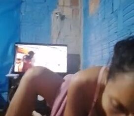 Moreninha safada chupando gostoso o pau do amigo até engolir toda porra