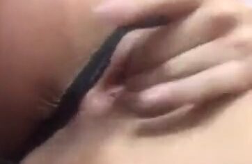 Moreninha safada se masturbando gostoso na webcam até gozar