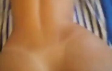 Namorada cavala chupando e cavalgando no pau grosso do macho em vídeo caseiro