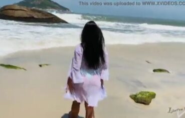 Namoradinha safada mamando com tesão na praia de biquíni fio dental