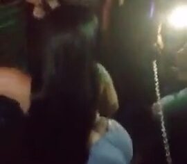 Ninfeta peituda rebolando sem calcinha no meio da festa enquanto todos filmam