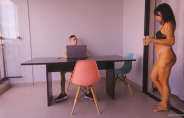 Ninfeta safada dando o rabo no escritório do namorado e gemendo alto