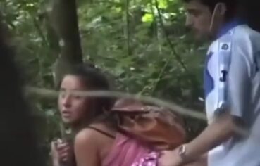 Ninfeta safada dando pro namorado no bosque e gemendo alto