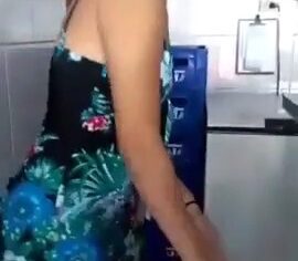 Ninfeta safada exibindo as tetas e a xereca no bar enquanto é filmada
