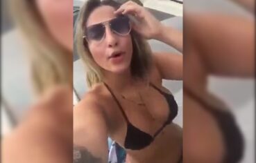 Ninfeta safada se exibindo na lancha de biquini e provocando os machos
