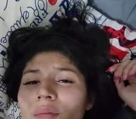 Ninfetinha safada deitada na cama pedindo leitinho na boca