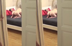 Ninfetinha tesuda se masturba enquanto assiste o namorado transando com a irmã