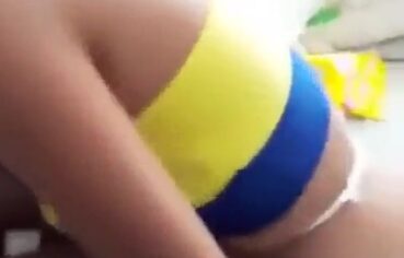 Novinha de 18 anos cavalgando gostoso no pau do namorado até gozar