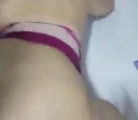 Novinha Fernanda geme alto enquanto é socada de quatro na cama