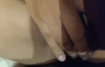 Novinha morena arreganhada levando rola no cu e gemendo alto enquanto masturba o grelo