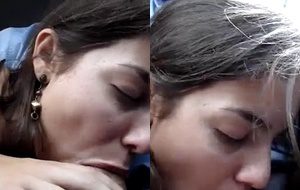 Novinha safada chupando com vontade o pau do namorado no carro