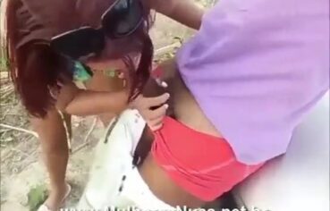 Novinha safada de Aracaju dando para quatro amigos ao ar livre