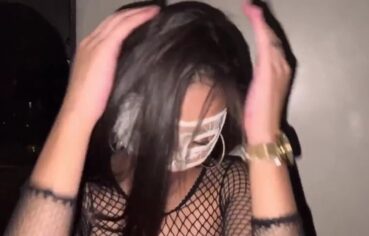 Novinha safada fodendo com vários numa suruba quente na casa de swing