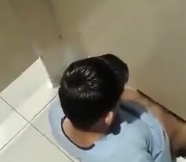 Novinhos gays transando no banheiro público e sendo flagrados