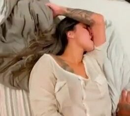 Paulla Nianna quicando forte no pau grosso até gozar arreganhada