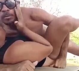 Pernambucano fodendo a amiga safada no meio do mato