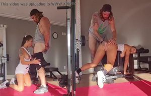 Personal trainer safada ensina exercício quente na academia com aluno tesudo