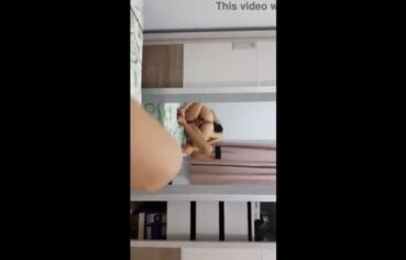 Priscila ninfetinha sentando gostoso no pau do namorado enquanto se exibe no espelho