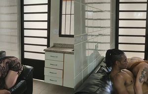 Ruiva peituda devorando o pauzão do negão com tesão e gemendo alto