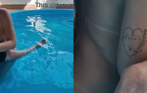 Ruiva peituda se exibindo pelada na piscina enquanto o cunhado fica de olho
