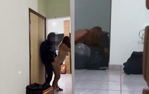 Ruiva safada seduz o entregador de comida e fode gostoso na cozinha