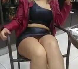 Safada exibida abre as pernas sem calcinha no café com o namorado
