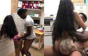 Secretária tatuada fode gostoso com colega negão no escritório até gozar alto