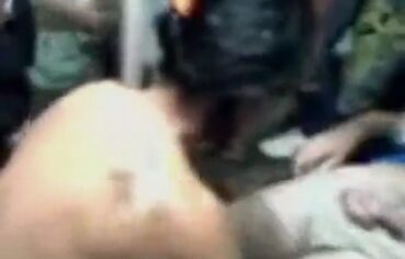 Vadia safada chupando rola de 100 machos em vídeo quente