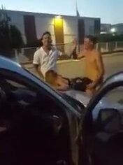 Vadia safada dando pra dois tarados na rua após a balada