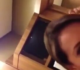 Vanessa puta de luxo chupando as bolas e o cu do cliente tarado em vídeo amador