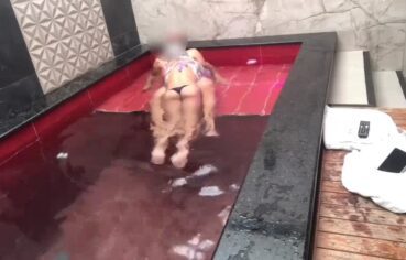 Vivi travesti dando o cuzinho na piscina do motel gemendo alto