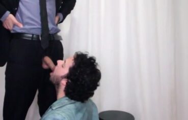 Barbudo tarado mamando a rola do colega de trabalho no banheiro