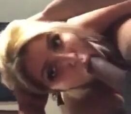 Beatriz loirinha chupando a rola do parceiro com tesão no vídeo selfie