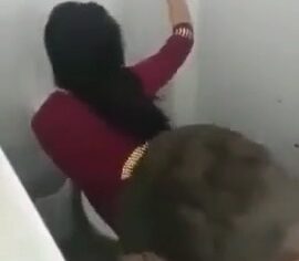 Bonitão Faz Namorada Chupar no Banheiro de Bar Até Gozar na Cara
