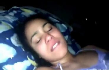 Camila gostosa metendo gostoso no balcão das lojas cem e gemendo alto