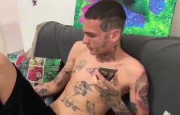 Evelyn Buarque gemendo alto enquanto é mijada pelo namorado Dluquinha