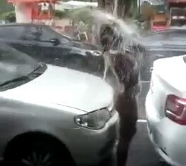 Favelada safada tomando banho de chuva nua enquanto é filmada