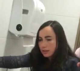 Hannah médica empinando o rabo no banheiro para o cirurgião
