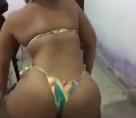 Letícia morena rabuda rebolando de biquíni e provocando com sua bunda enorme