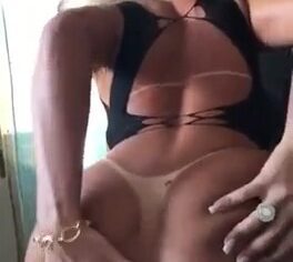 Loira bronzeada sentando forte na rola do tarado até gozar alto