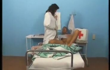 Médica safada fodendo gostoso no consultório e gemendo alto
