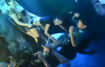 Morena magrinha fazendo putaria no palco da festa deixando os tarados loucos