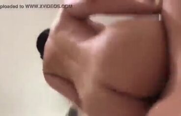Moreninha gostosa rebolando forte na pica e gemendo alto no vídeo amador