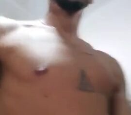 Moreninha peituda sendo fodida de quatro em vídeo caseiro